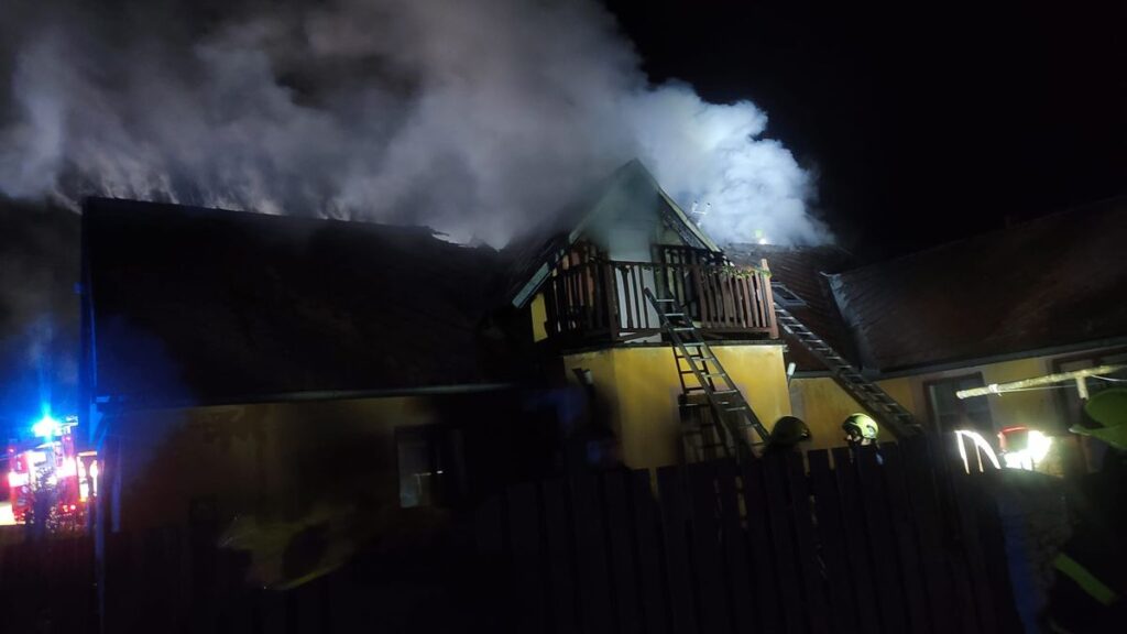 The family house in Jihlavsko was engulfed in flames, the fire completely destroyed it. A pity for five million