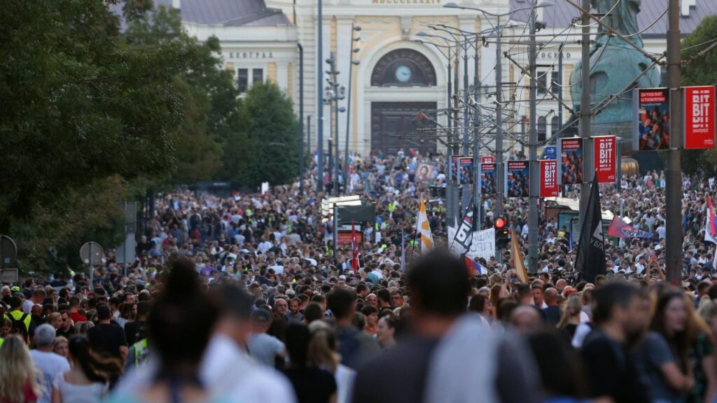 10 muaj nga tragjedia e Novi-Sadit, protestë antiqeveritare në Beograd dhe qytete të tjera të Serbisë