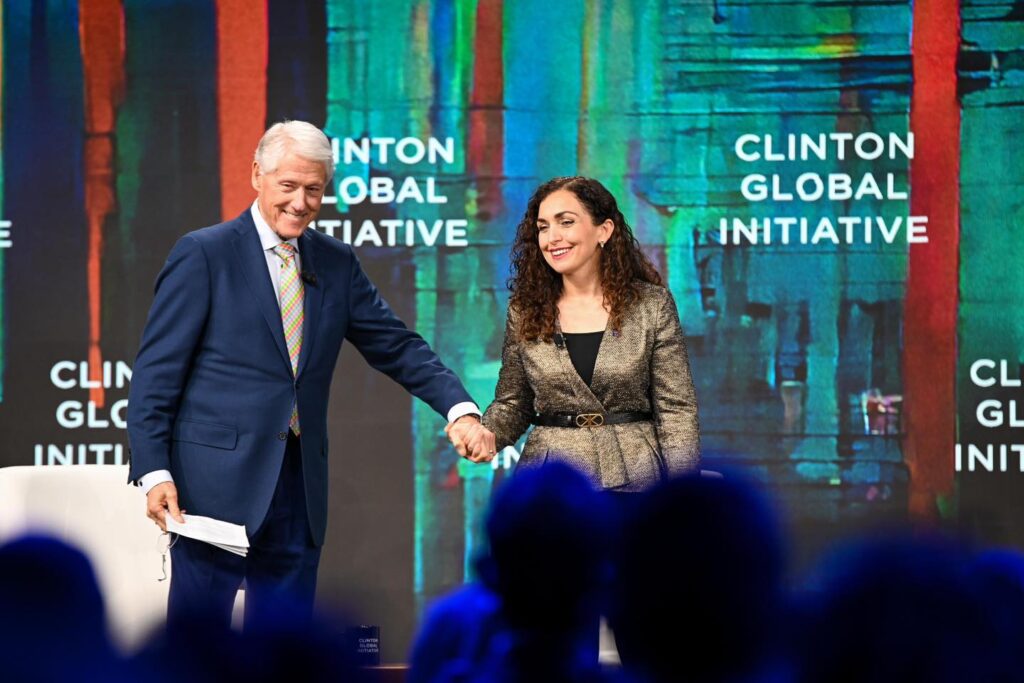 Vjosa Osmani, përkrah Bill Clintonit, rrëfen historinë e Kosovës në New York
