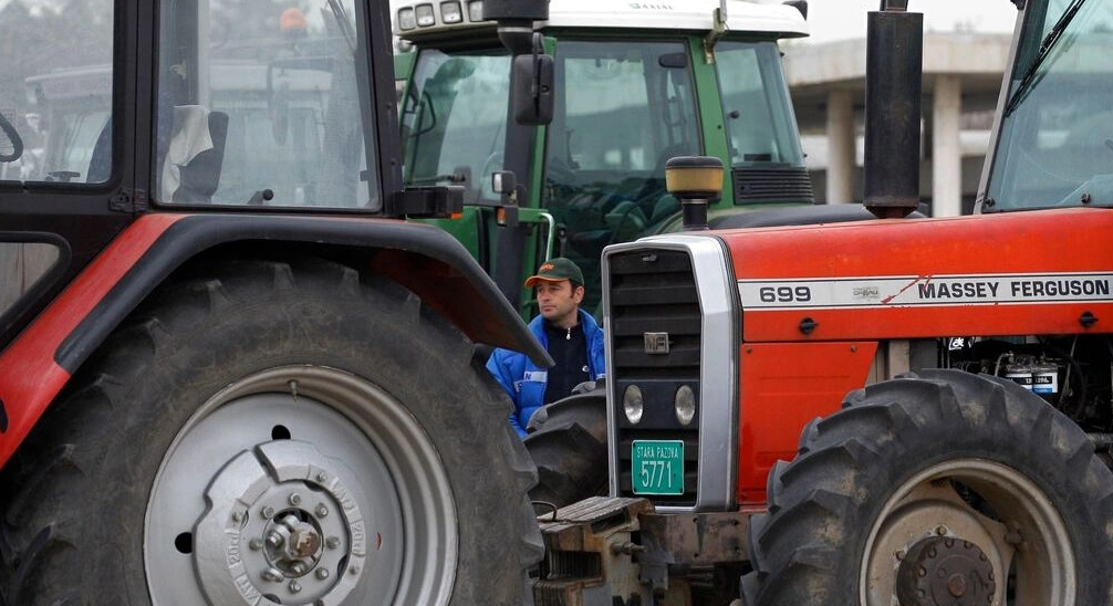 Serbian farmers block the roads, demand a temporary ban on imports