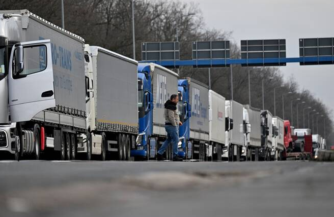 Bosnian drivers block border with Croatia - Protest against EU rules that endanger Balkan trade