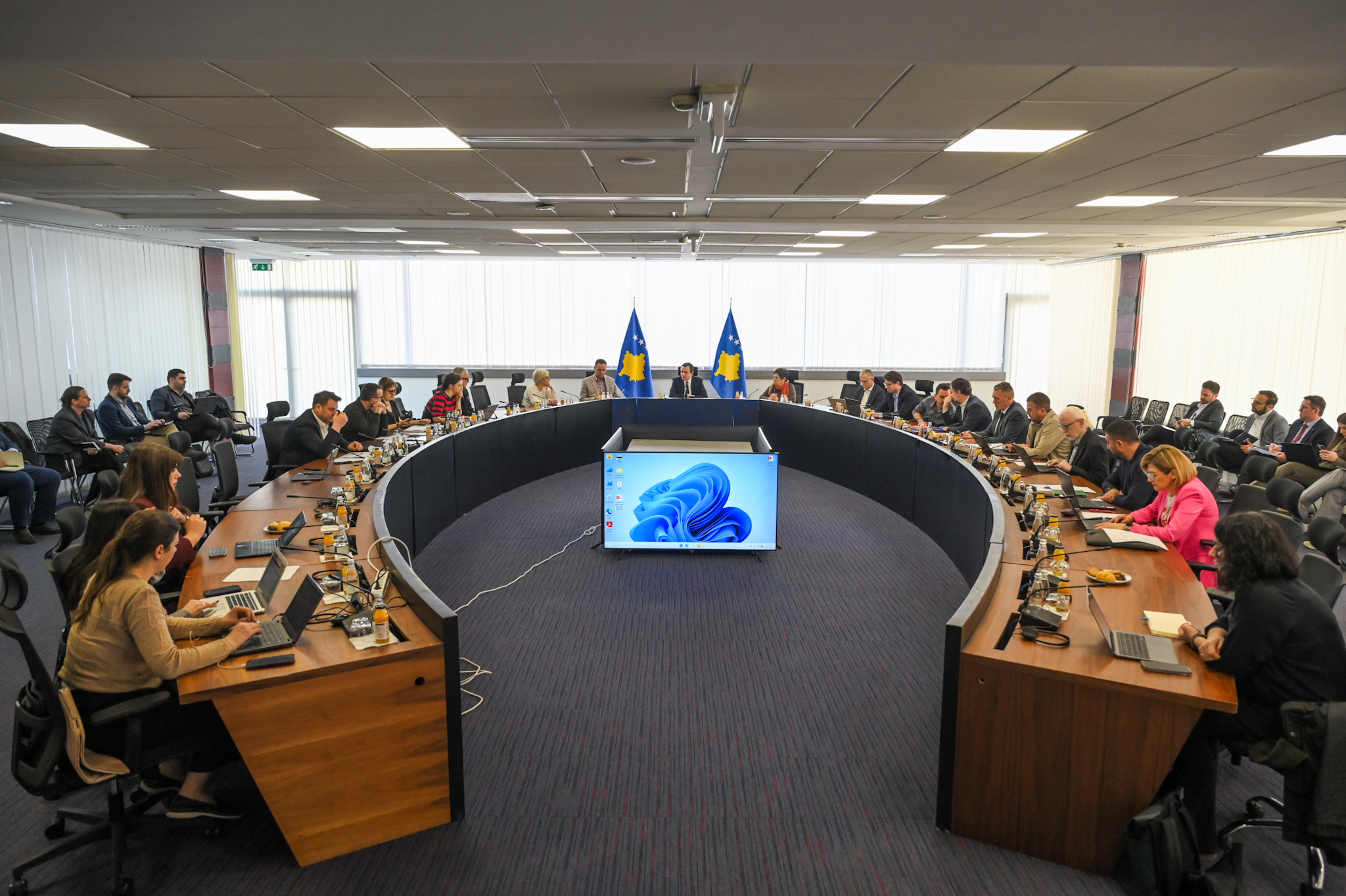 Kurti meeting with the government cabinet: Two days in a row for the transformation of commitments into a government program