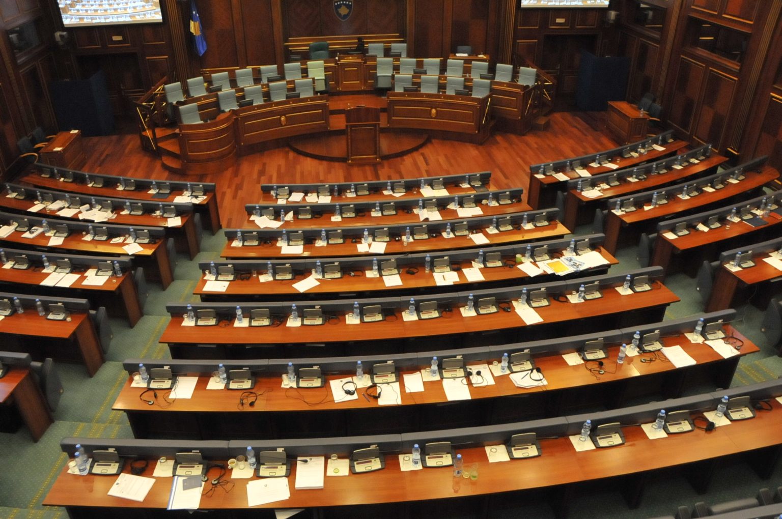 The Assembly of Kosovo in an extraordinary session, the majority and the opposition clash over the election of the President by the people