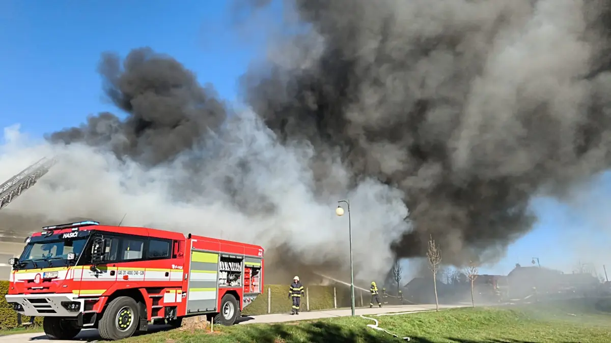 An industrial complex is on fire in Semila, the damage runs into hundreds of millions