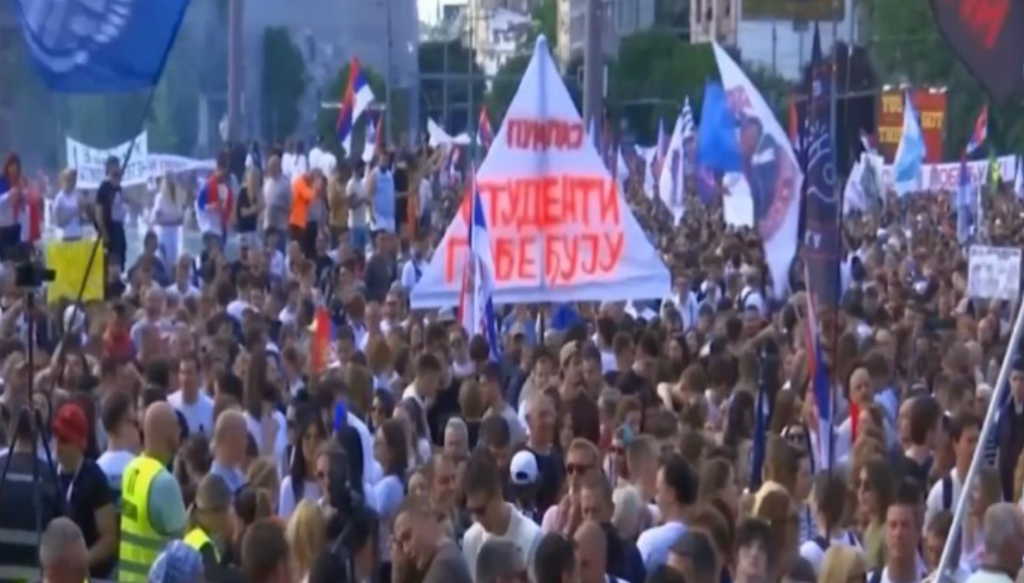 Qytetarët dhe studentët protestojnë në Beograd, përplasen me policinë. Arrestohen 47 persona dhe lëndohen 17 efektivë