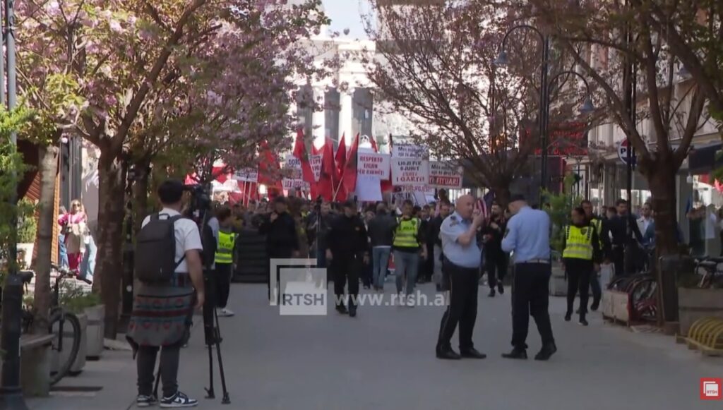 Young Albanians are protesting today in Skopje for the jurisprudence exam in the Albanian language