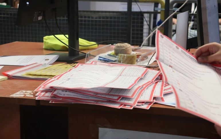 Elections in Kosovo/ 80 postal ballot boxes are counted, LVV leads with over 69 percent