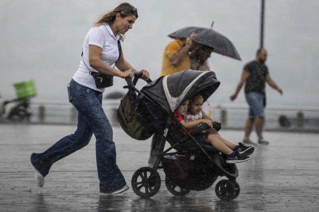 The Governorship and AKOM warned one after another: There will be showers and hail in Istanbul.