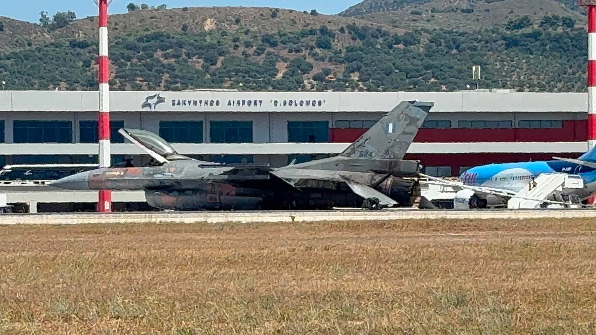 Moments of panic in Greece/ F-16 catches fire during flight and makes an emergency landing in Zakynthos, the pilot is miraculously saved