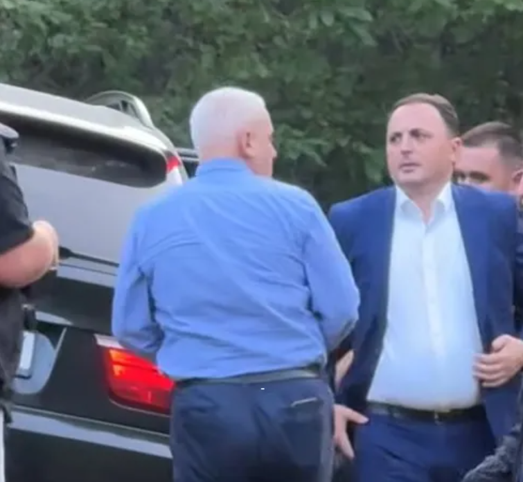 The Minister of the Interior of Kosovo and the director of Intelligence visit the place where a mass grave is suspected in Zubin Potok