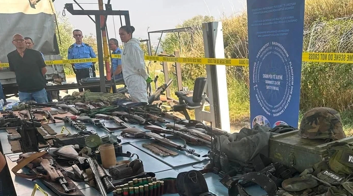 The Kosovo Police seize a large amount of weapons, ammunition and uniforms in the north