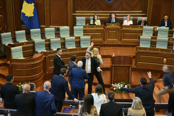 Eggs against Kurt make the rounds of the world, BBC and foreign media reflect the incident in the parliament of Kosovo