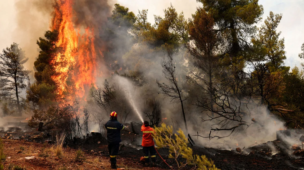 Greece at war with flames, fire in Western Attica gets out of control, evacuations and ground and air operations