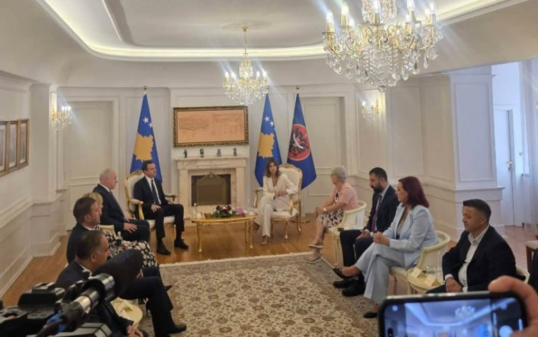 Kosovo/ Party leaders meet at the Presidency, PDK, LDK and AAK are absent