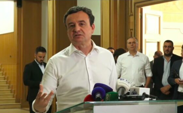 Kurti was hit with eggs during the session: If this is the price for the opposition to sit at the table, I will pay it. The constitution of the Assembly without an agreement on the president leads us to elections
