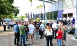 PDK and AAK continue the political action in front of the government, the protest was joined by representatives of the municipalities of Istog and Skënderaj