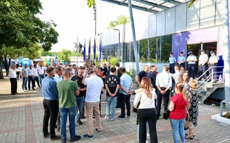 PDK and AAK continue the political action in front of the government, the protest was joined by representatives of the municipalities of Istog and Skënderaj