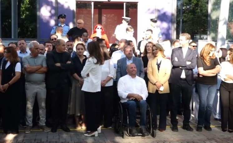 PDK and the Alliance protest in front of the government headquarters, accusing Kurti and the ministers in office of blocking the institutions