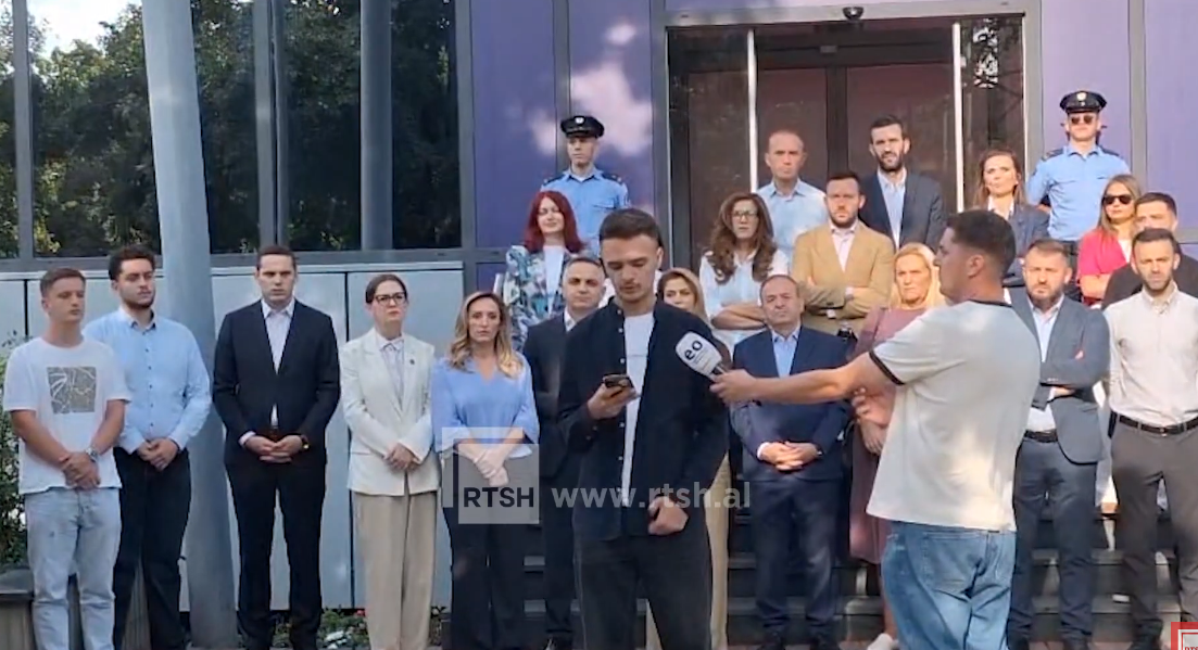 Students in protest in front of the Prime Minister's Office, demand the unblocking of institutions in Kosovo