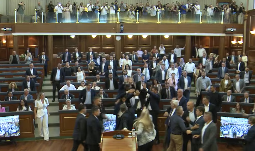 Tensions in the Assembly of Kosovo, the session is interrupted, Kurti asks for additional time to reach an agreement: Let's avoid new elections