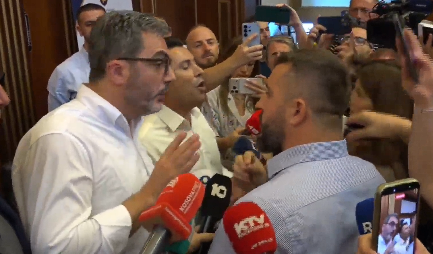 Ujë, shtyrje dhe akuza/ Kaos në Kuvendin e Kosovës, përplasje fizike dhe verbale mes deputetëve