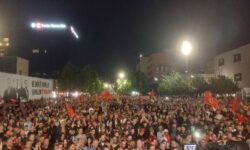 Citizens protest in “Skënderbeu” square, the judgment of the Special Court is contested
