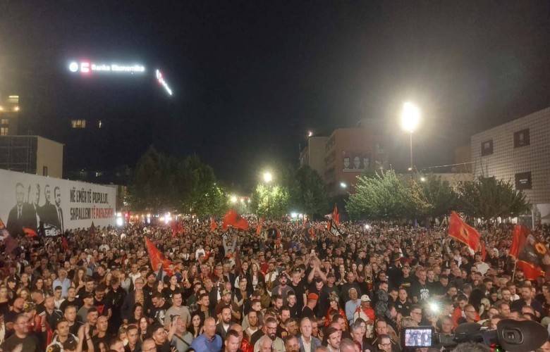 Citizens protest in "Skënderbeu" square, the judgment of the Special Court is contested