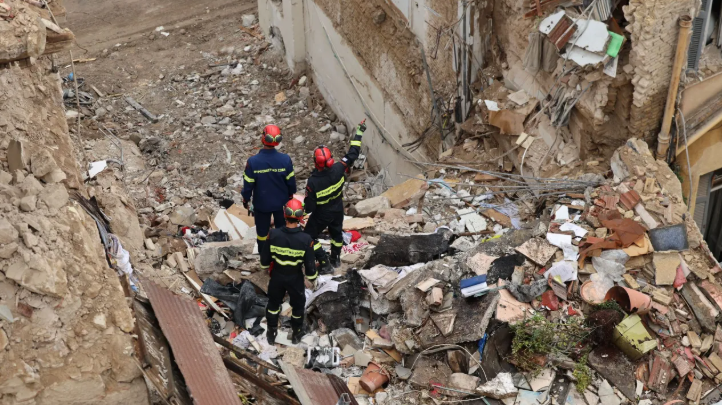 Powerful explosion in Athens, the three-story building collapses. 2 victims and 5 missing