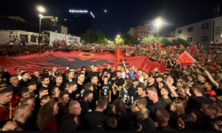Thousands of citizens in “Skënderbeu” square oppose the decision of The Hague for the former leaders of the KLA