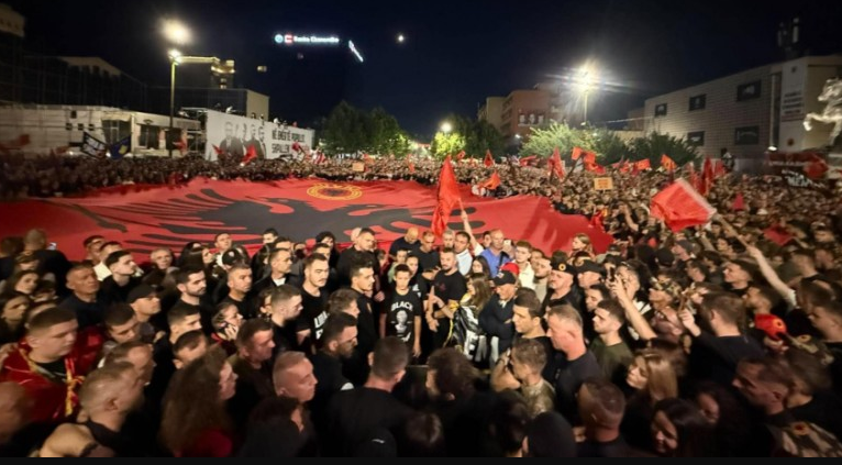 Mijëra qytetarë në sheshin “Skënderbeu” kundërshtojnë vendimin e Hagës për ish-krerët e UÇK-së