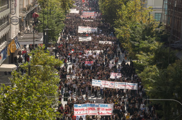 Mijëra studentë e mësues në protestë në Greqi, kundërshtojnë koston e jetesës dhe dështimet në arsim