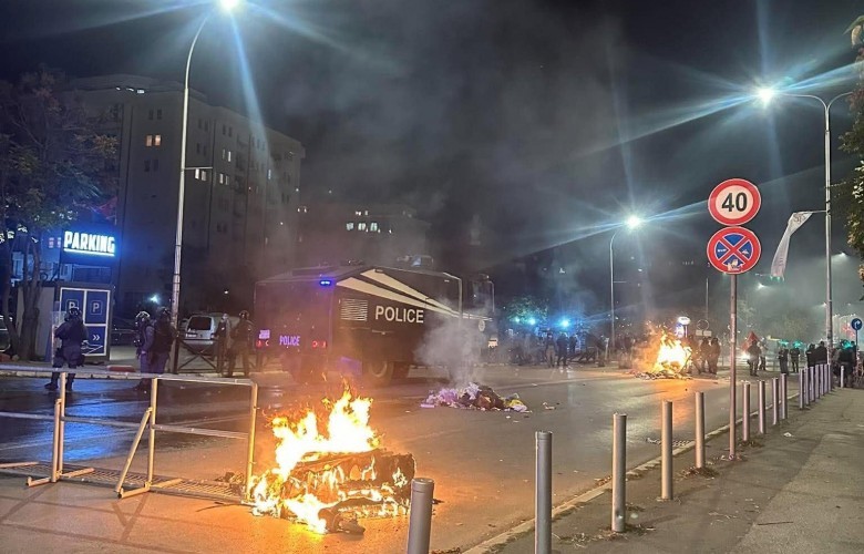 Përplasje gjatë protestës në Prishtinë, 12 të lënduar, mes tyre 6 efektivë dhe nipi i Hashim Thaçit. Shoqërohen 3 protestues