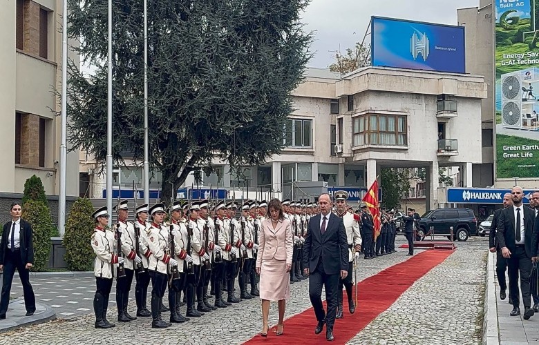 Haxhiu nis vizitë zyrtare në Maqedoninë e Veriut, pritet me ceremoni shtetërore nga homologu i saj