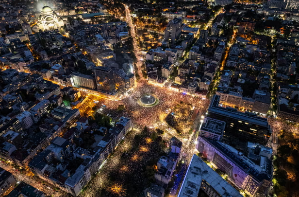 Protestë madhështore në Beograd, rreth 150 mijë qytetarë në mbështetje të studentëve kundër Vuçiçit