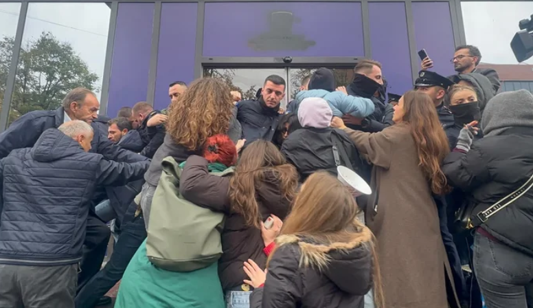 Protestë për vrasjen e Arlinda Zekajt në Prishtinë, qytetarët gjuajnë me vezë drejt Qeverisë së Kosovës