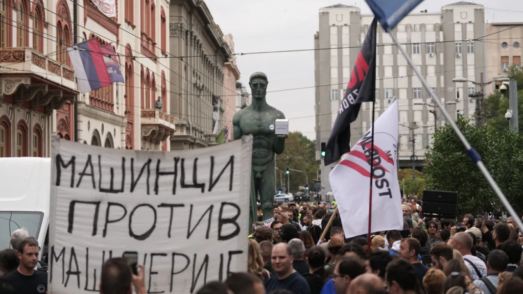 Studentët sfidojnë pushtetin në Serbi, kryesojnë sondazhet para votimit