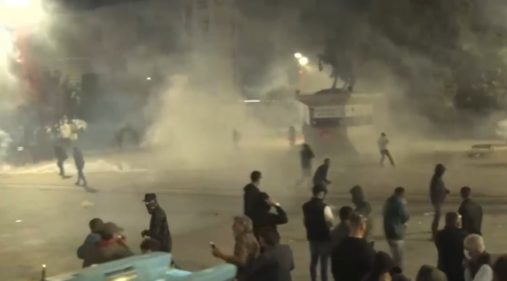 Përshkallëzohet situata në Kosovë, policia përdor gaz lotsjellës për të shpërndarë protestuesit